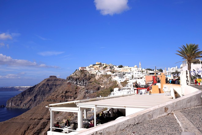 Ngày đẹp trời ở Santorini bắt đầu từ 7h. Ngoài cửa sổ, mây đã quang, bầu trời xanh ngắt, dù còn khá lạnh. Hãy bỏ hết đấy, chạy ra biển để nói lời chào bình minh, để tin chắc rằng ngày đẹp trời đã đến. Đó là chủ nhật, 25/10/2015, ngày duy nhất trong năm có 25 tiếng ở châu Âu.